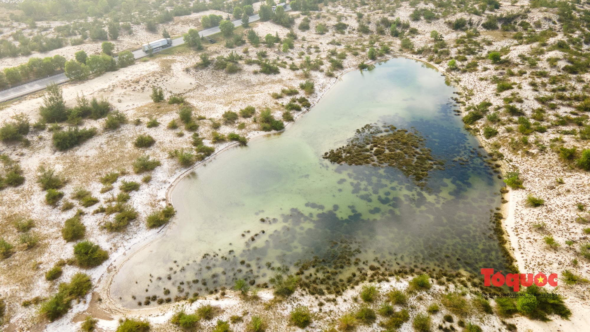Những hồ nước tuyệt đẹp giữa &quot;sa mạc&quot; cát sau mùa lũ - Ảnh 7.