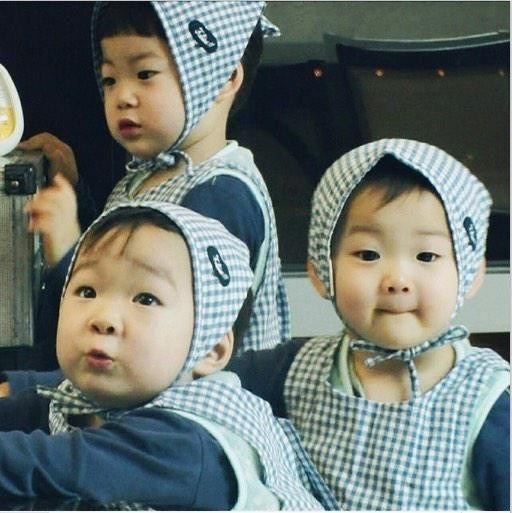 Em bé sinh ba nổi tiếng Hàn Quốc đang gây bão mạng với sự đáng yêu khó cưỡng của mình. Hãy xem hình ảnh cậu bé cùng gia đình hạnh phúc và những khoảnh khắc đáng yêu của bé.