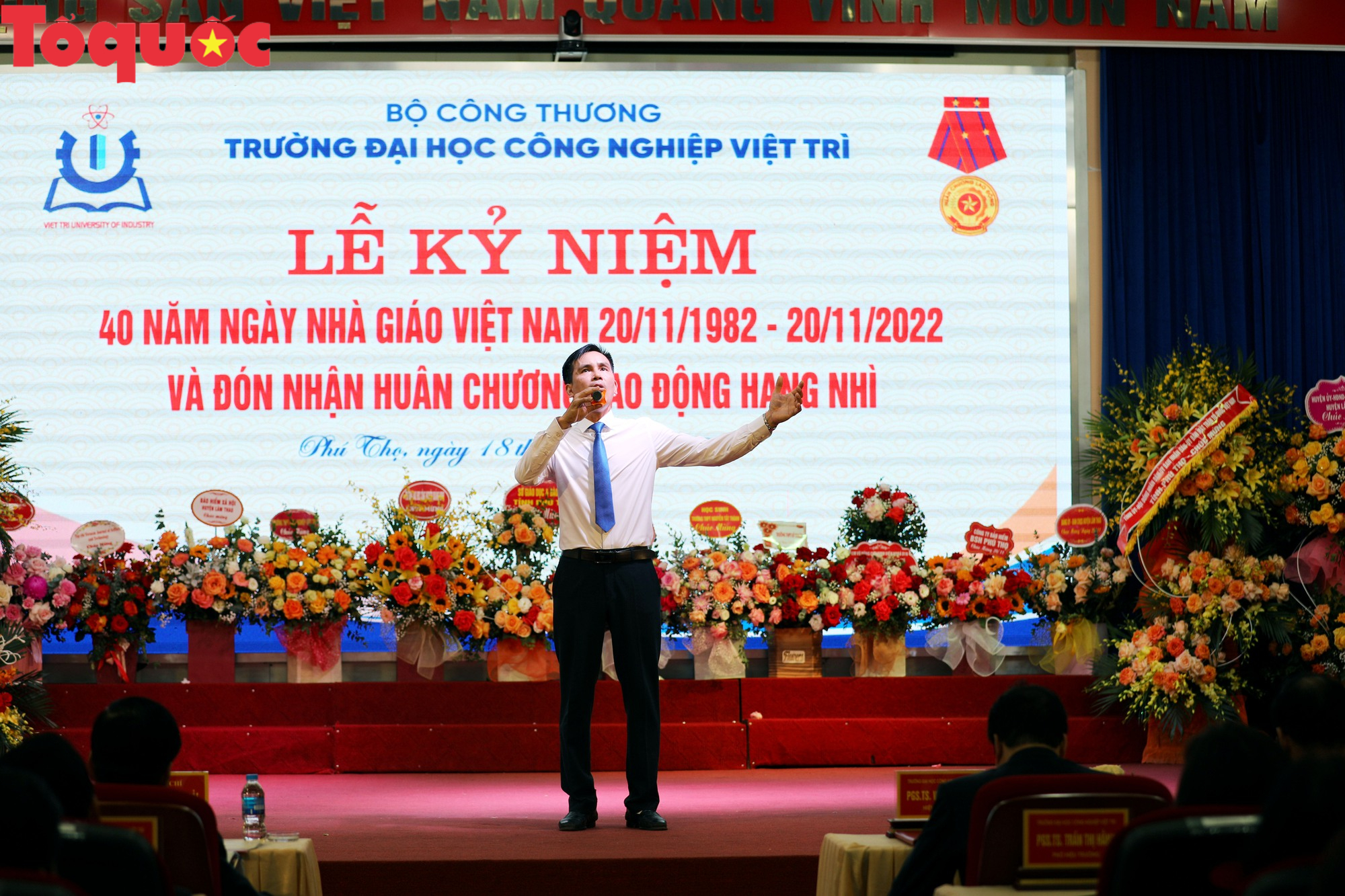 Trường Đại học Công Nghiệp Việt Trì long trọng kỷ niệm 40 năm Ngày Nhà Giáo Việt Nam và đón nhận Huân chương Lao động hạng Nhì - Ảnh 1.