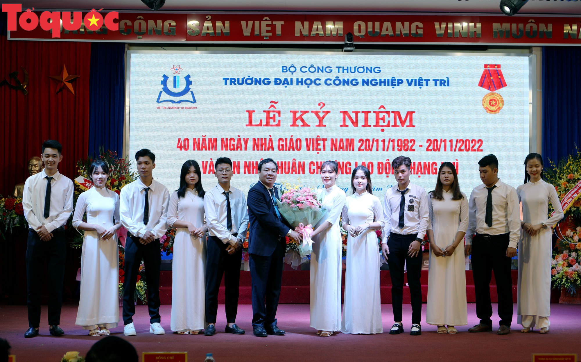 Trường Đại học Công Nghiệp Việt Trì long trọng kỷ niệm 40 năm Ngày Nhà Giáo Việt Nam và đón nhận Huân chương Lao động hạng Nhì - Ảnh 4.