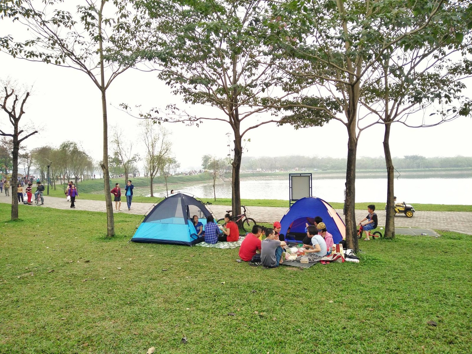 Công viên đầy cây xanh - điểm dã ngoại tuyệt vời cho trẻ nhỏ vào cuối tuần tại Hà Nội - Ảnh 2.