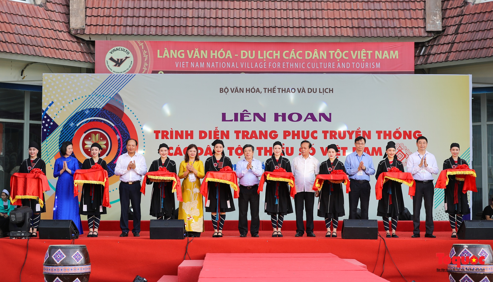 Tưng bừng Liên hoan trình diễn trang phục các dân tộc khu vực phía Bắc lần thứ nhất năm 2022 - Ảnh 3.