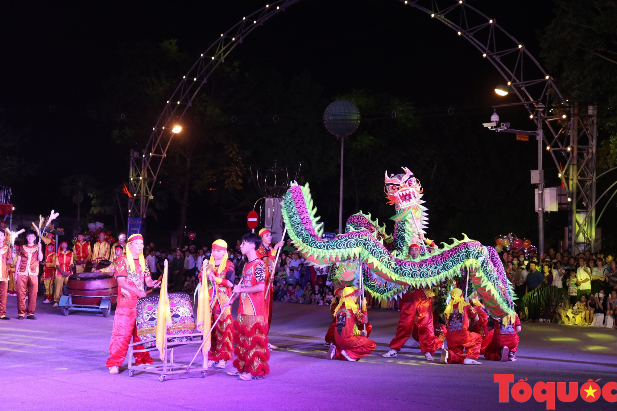 Sôi động Lễ hội đường phố tại Festival Ninh Bình năm 2022 - Ảnh 1.