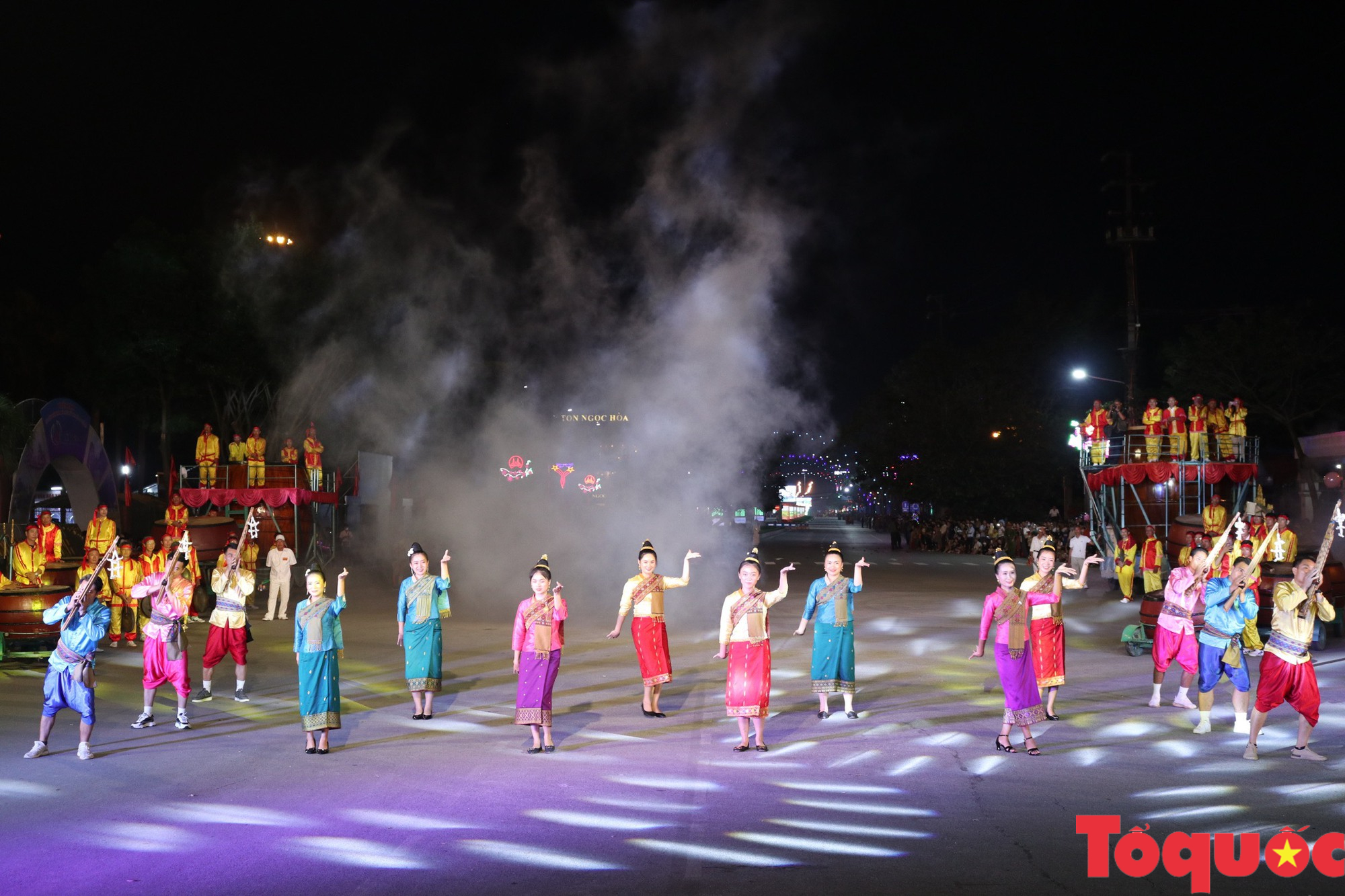 Sôi động Lễ hội đường phố tại Festival Ninh Bình năm 2022 - Ảnh 2.