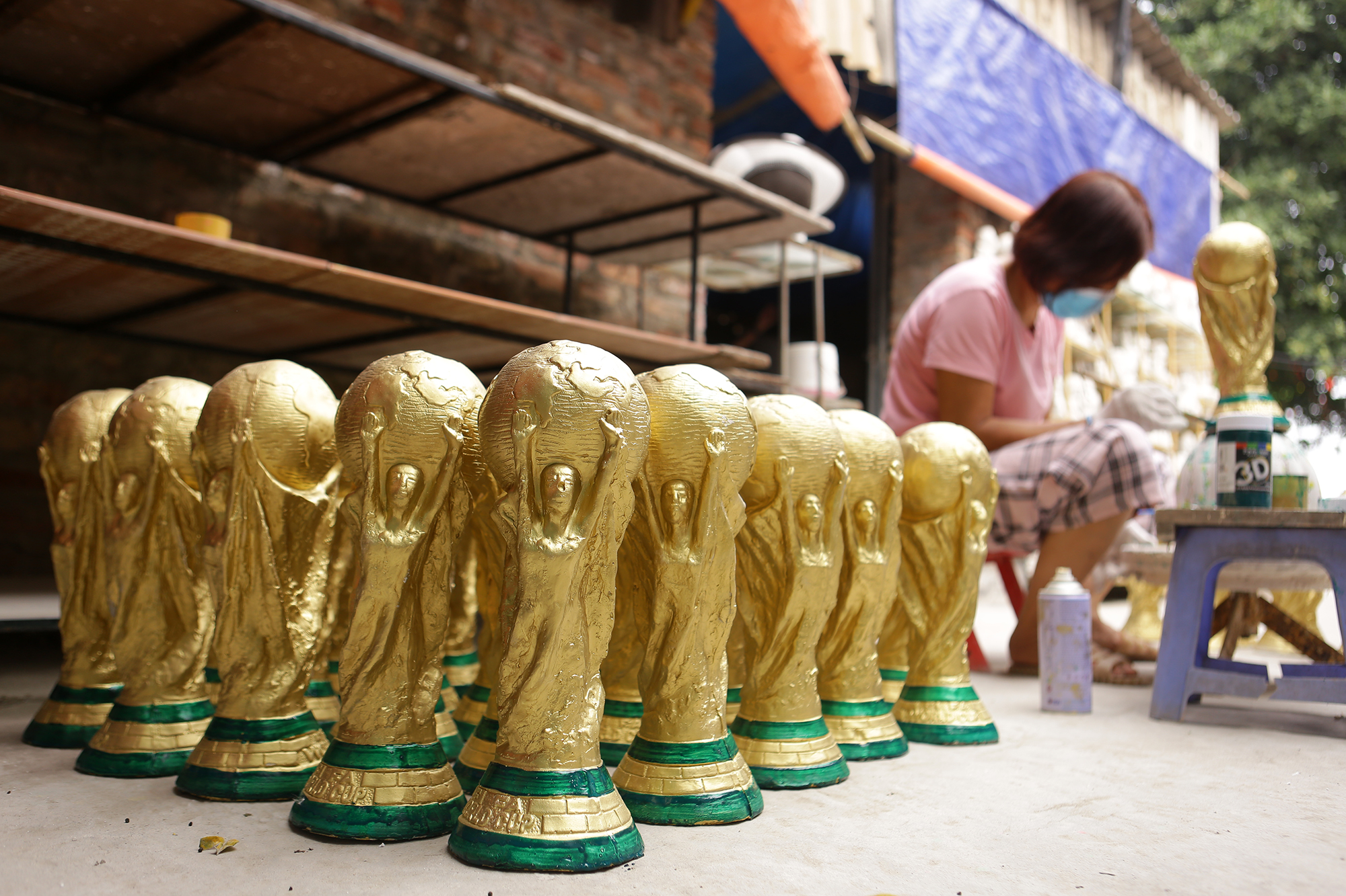 Ảnh: Ngắm những chiếc cúp vàng World Cup ''made in Việt Nam&quot; của nghệ nhân Bát Tràng - Ảnh 3.