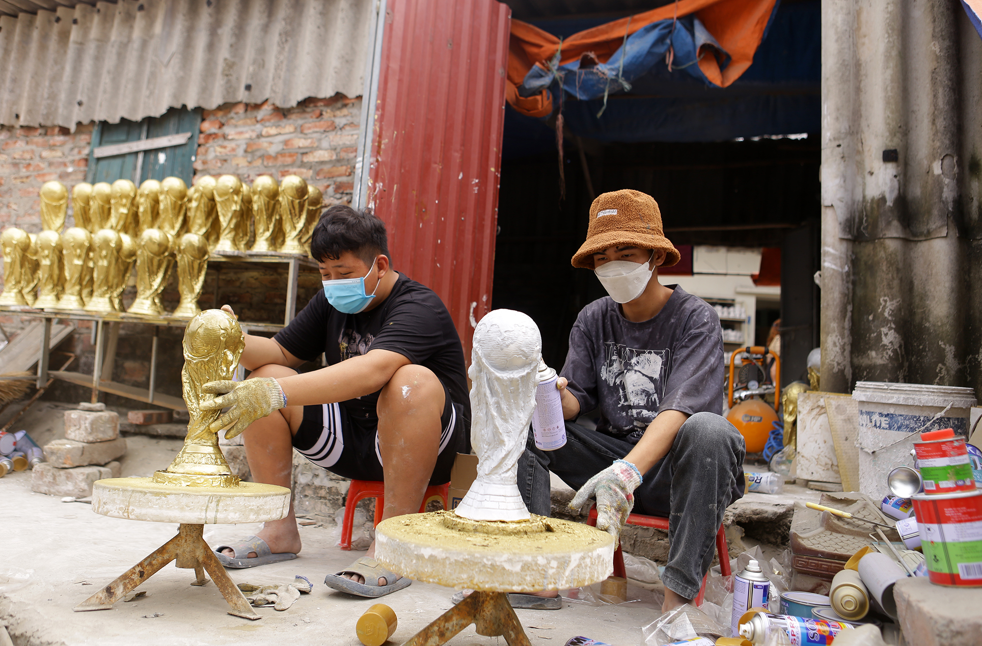 Ảnh: Ngắm những chiếc cúp vàng World Cup ''made in Việt Nam&quot; của nghệ nhân Bát Tràng - Ảnh 10.