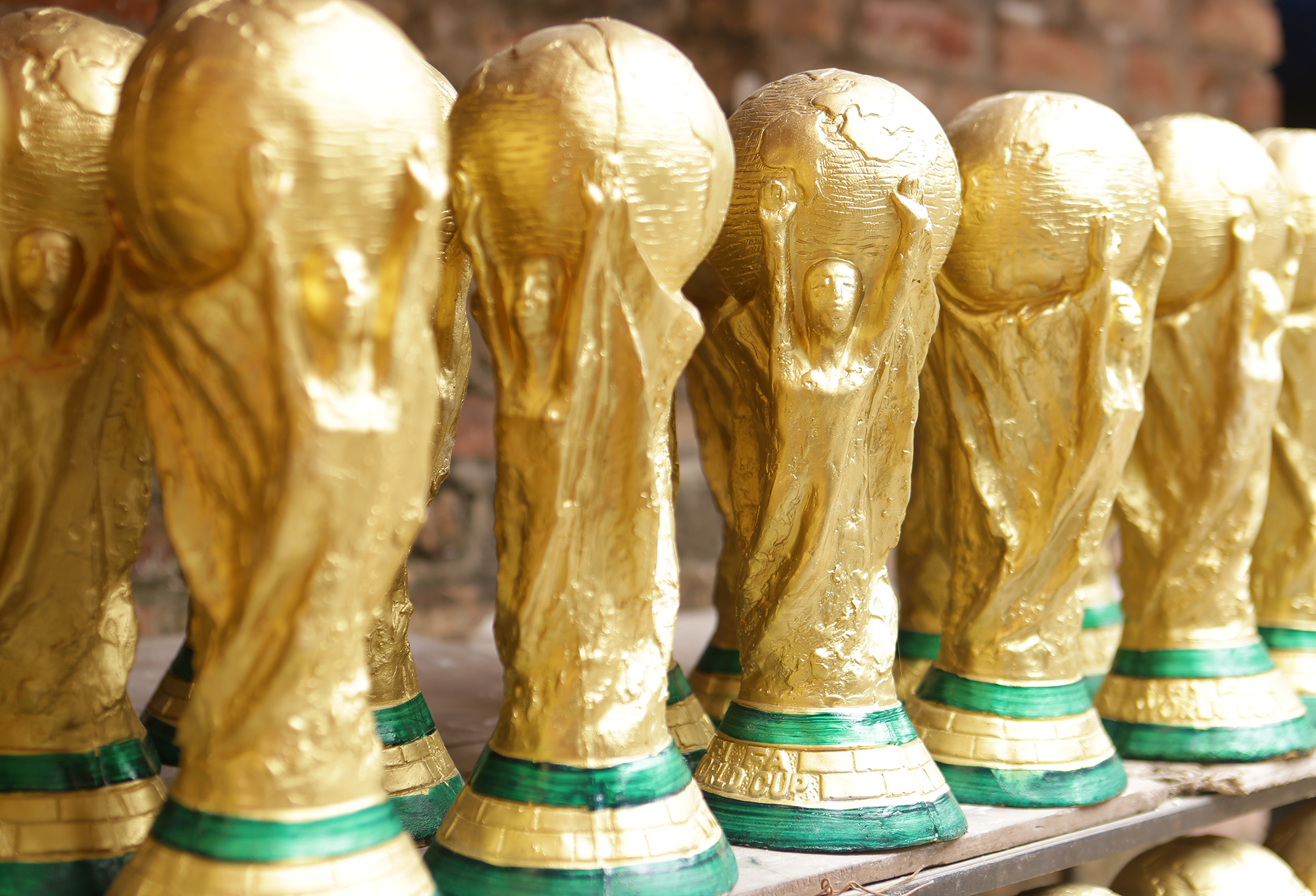 Ảnh: Ngắm những chiếc cúp vàng World Cup ''made in Việt Nam&quot; của nghệ nhân Bát Tràng - Ảnh 4.