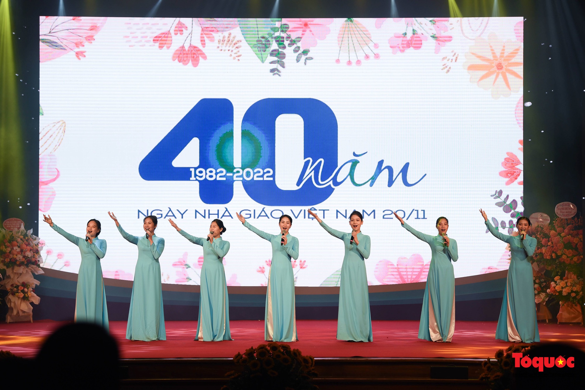 Long trọng lễ kỷ niệm 40 năm ngày Nhà giáo Việt Nam - Ảnh 1.