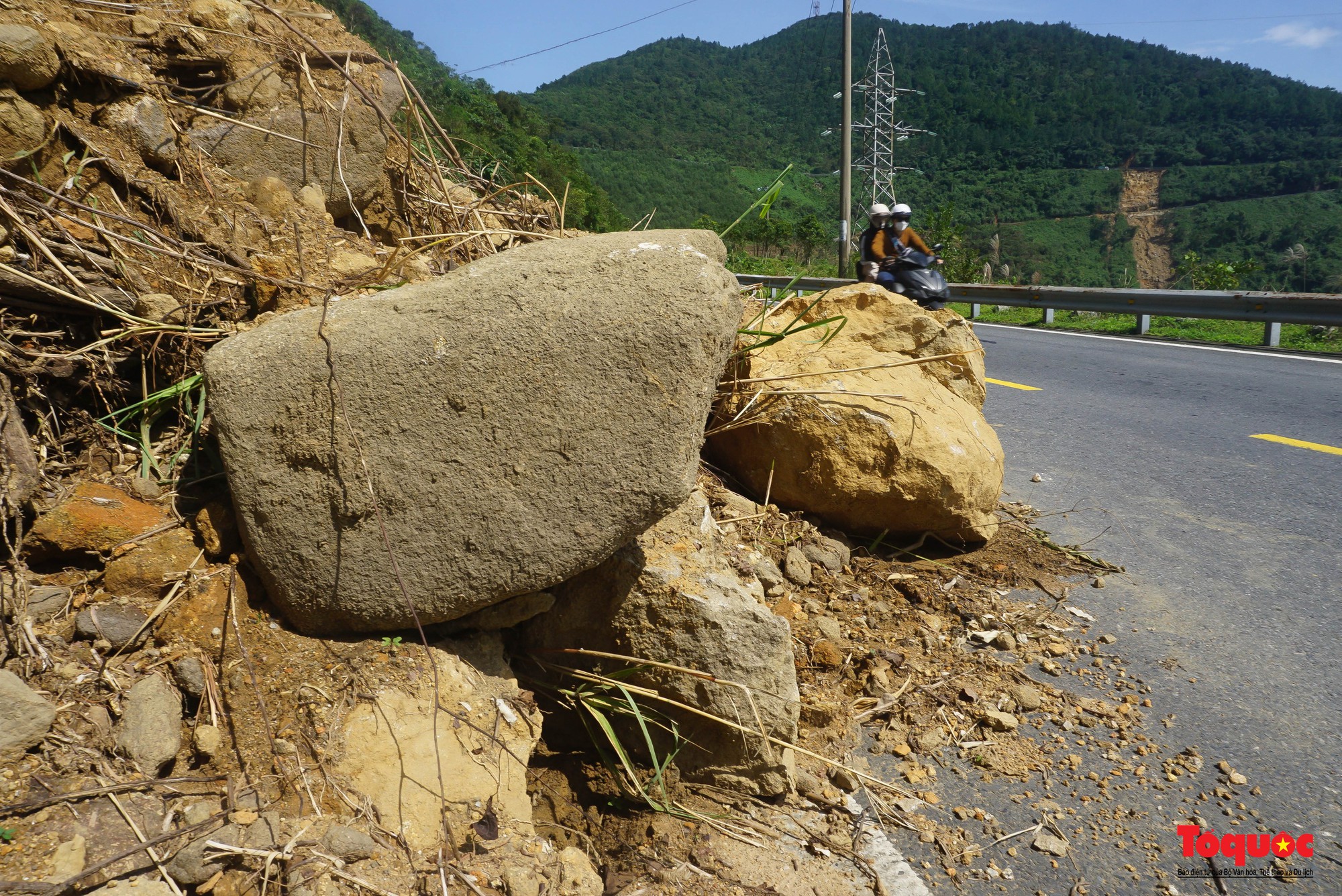 Nhiều điểm sạt lở trên đèo Hải Vân, hiểm nguy rình rập - Ảnh 5.