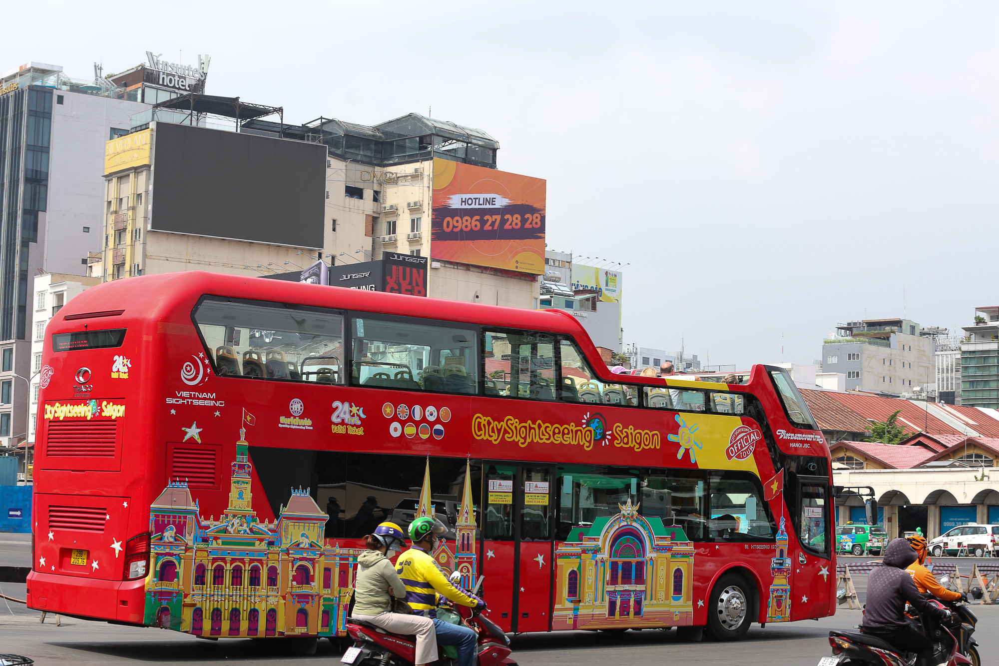 Gấp rút thi công hoàn trả mặt bằng trước chợ Bến Thành sau 5 năm làm nhà ga ngầm Metro  - Ảnh 14.