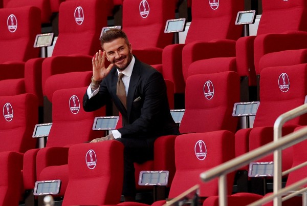 David Beckham lịch lãm như nam thần trên khán đài cổ vũ tuyển Anh ở World Cup 2022 - Ảnh 2.