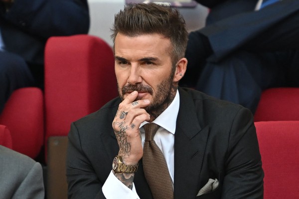 David Beckham xuất hiện như nam thần trên khán đài cổ vũ tuyển Anh ở World Cup 2022 - Ảnh 2.