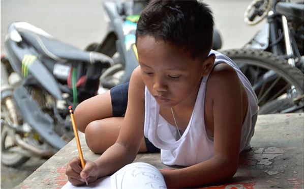 Cậu bé nghèo từng nổi tiếng toàn cầu khi ngồi làm bài dưới ánh đèn nhà hàng, sau 7 năm giúp gia đình đổi đời - Ảnh 5.
