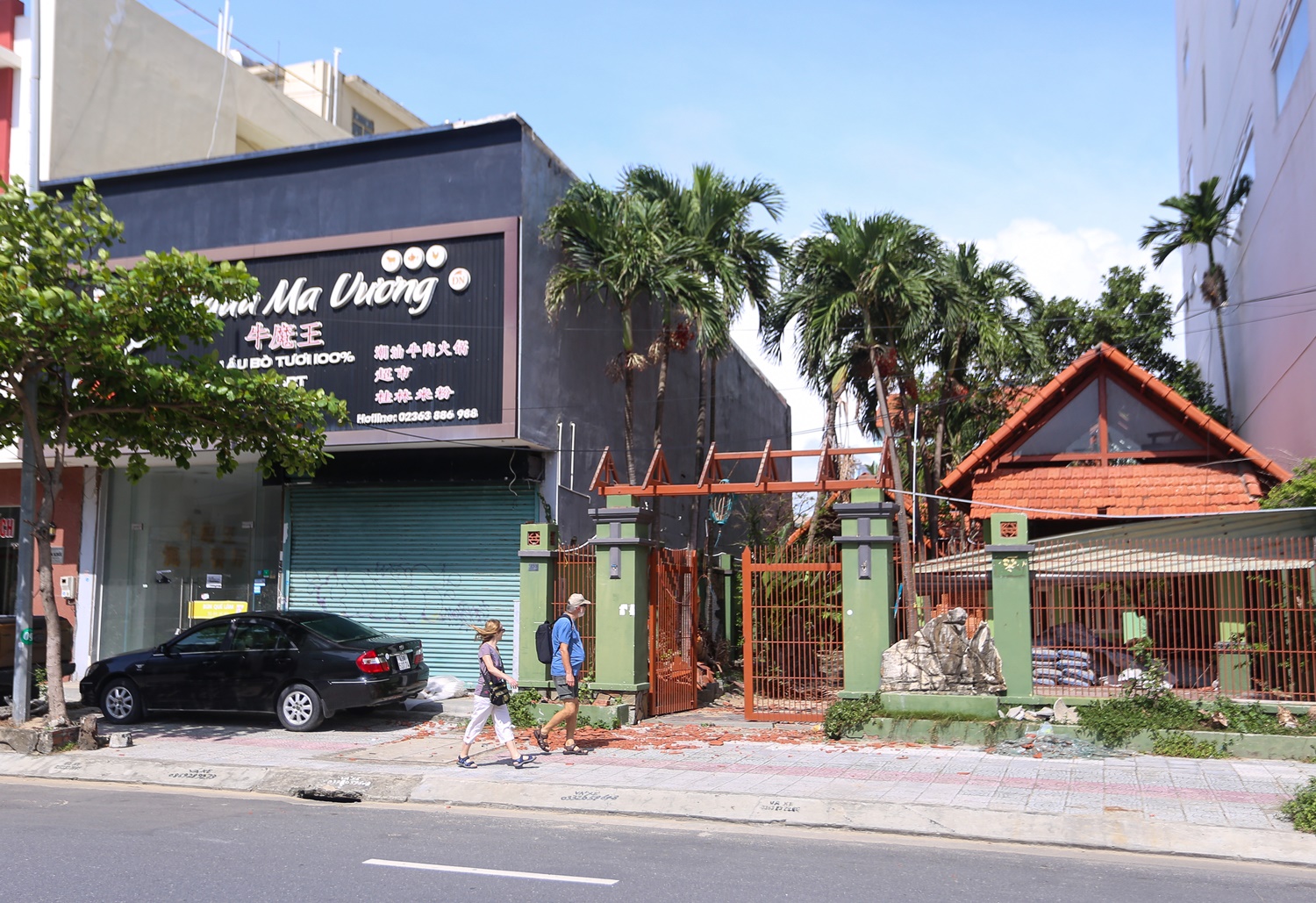 Ảnh: Hàng loạt khách sạn, nhà hàng ven biển Đà Nẵng bỏ hoang, treo bảng san nhượng - Ảnh 10.