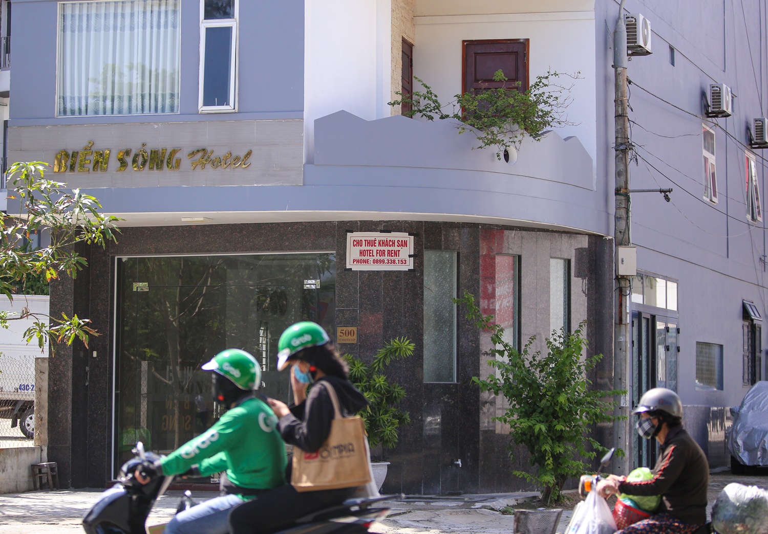 Ảnh: Hàng loạt khách sạn, nhà hàng ven biển Đà Nẵng bỏ hoang, treo bảng san nhượng - Ảnh 18.