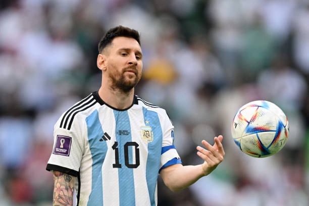 Cư dân mạng bàng hoàng khi Messi ghi bàn nhưng Argentina vẫn thua trong trận ra quân - Ảnh 1.