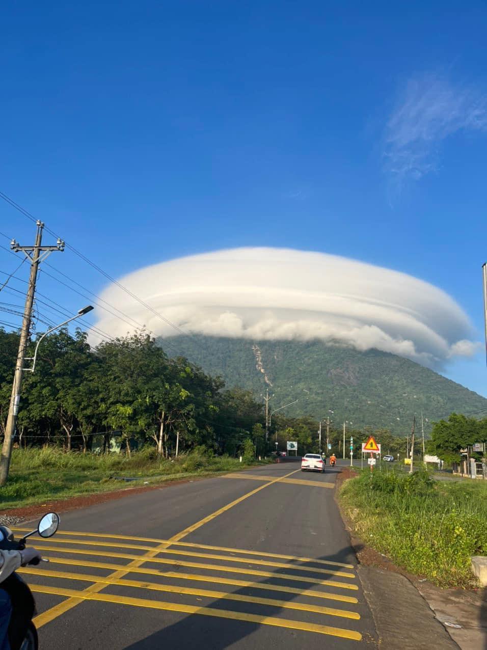 Núi Bà Đen hiện tượng tự nhiên: Núi Bà Đen chắc chắn là một trong những địa danh nổi tiếng của Việt Nam với những hiện tượng tự nhiên đặc biệt và thú vị. Hãy cùng khám phá hình ảnh tuyệt đẹp của đỉnh núi này và những câu chuyện kỳ thú xung quanh nó.