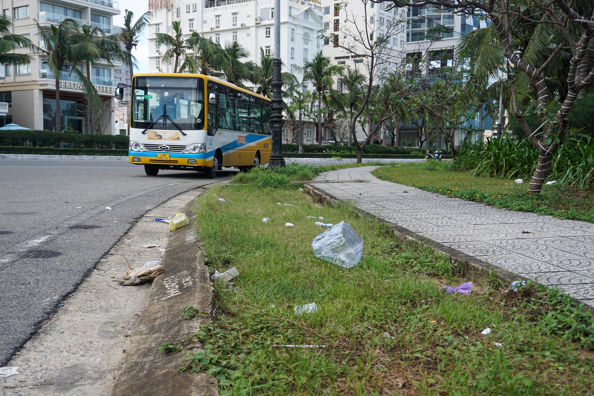 Ảnh: Xà bần, rác thải bủa vây tuyến đường ven biển Đà Nẵng - Ảnh 19.