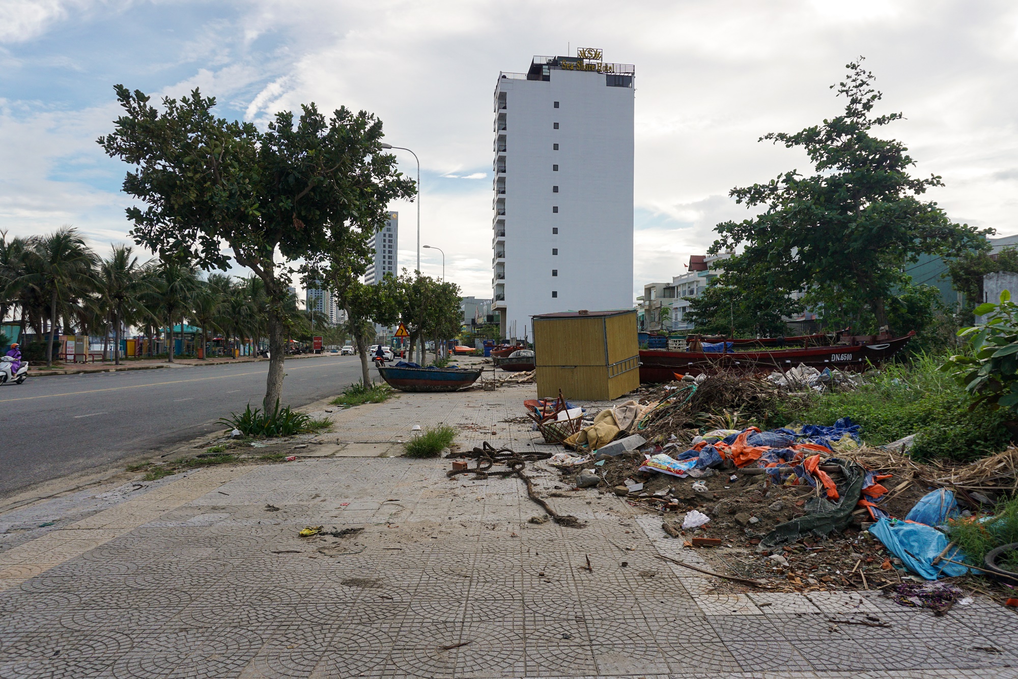 Ảnh: Xà bần, rác thải bủa vây tuyến đường ven biển Đà Nẵng - Ảnh 2.