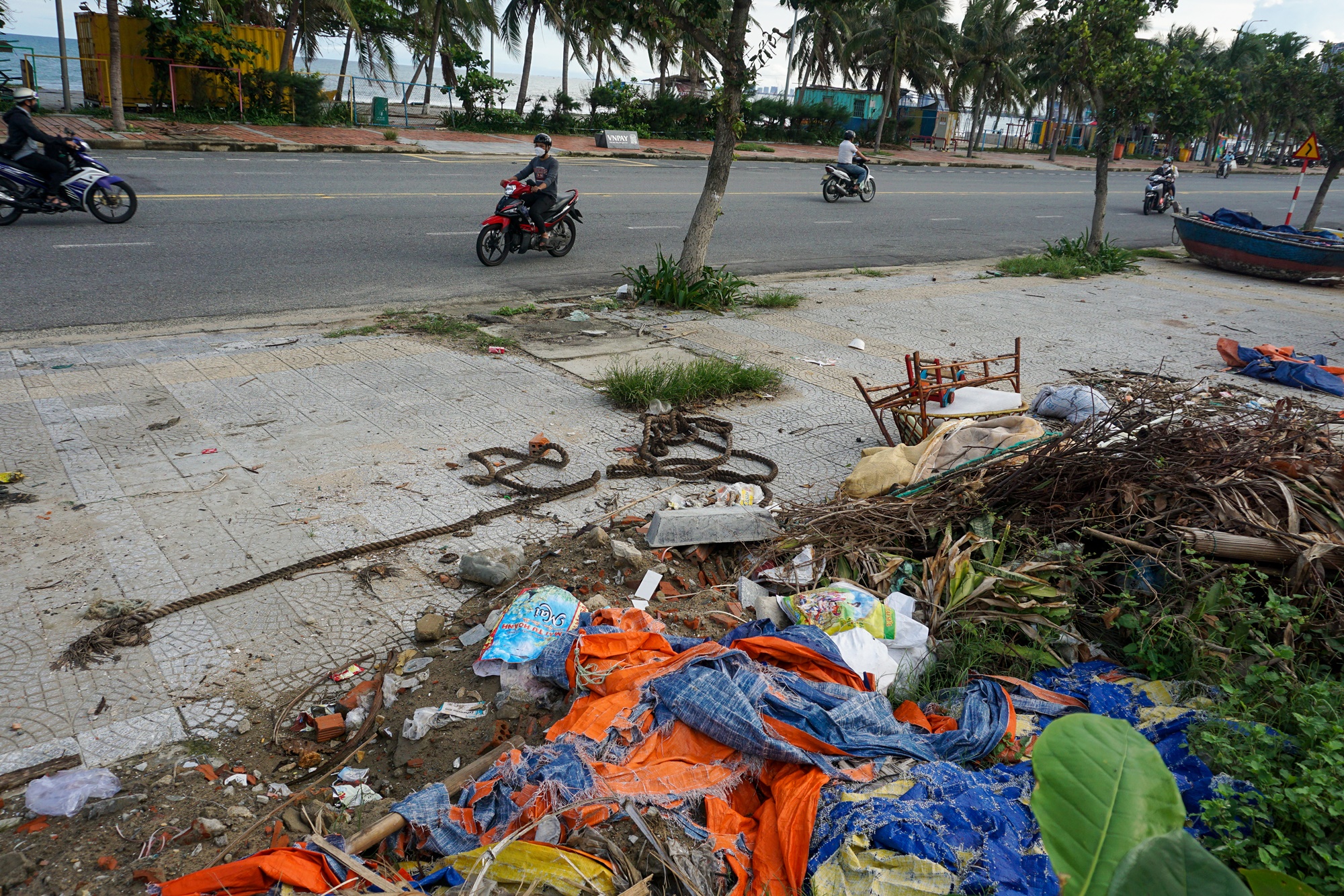 Ảnh: Xà bần, rác thải bủa vây tuyến đường ven biển Đà Nẵng - Ảnh 14.