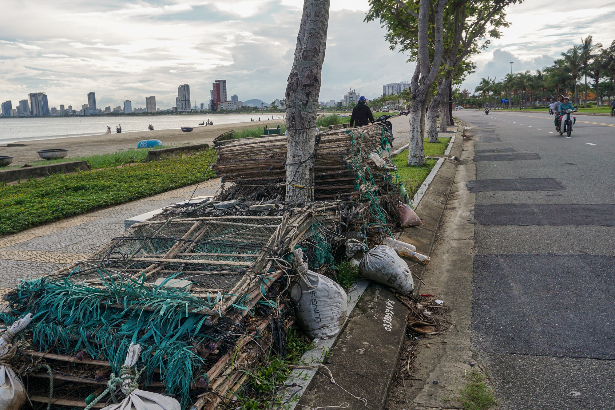 Ảnh: Xà bần, rác thải bủa vây tuyến đường ven biển Đà Nẵng - Ảnh 7.