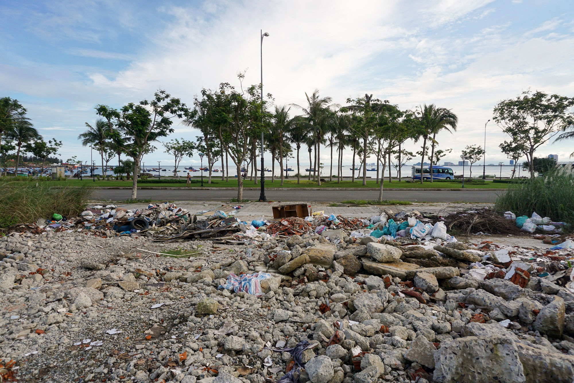 Ảnh: Xà bần, rác thải bủa vây tuyến đường ven biển Đà Nẵng - Ảnh 3.