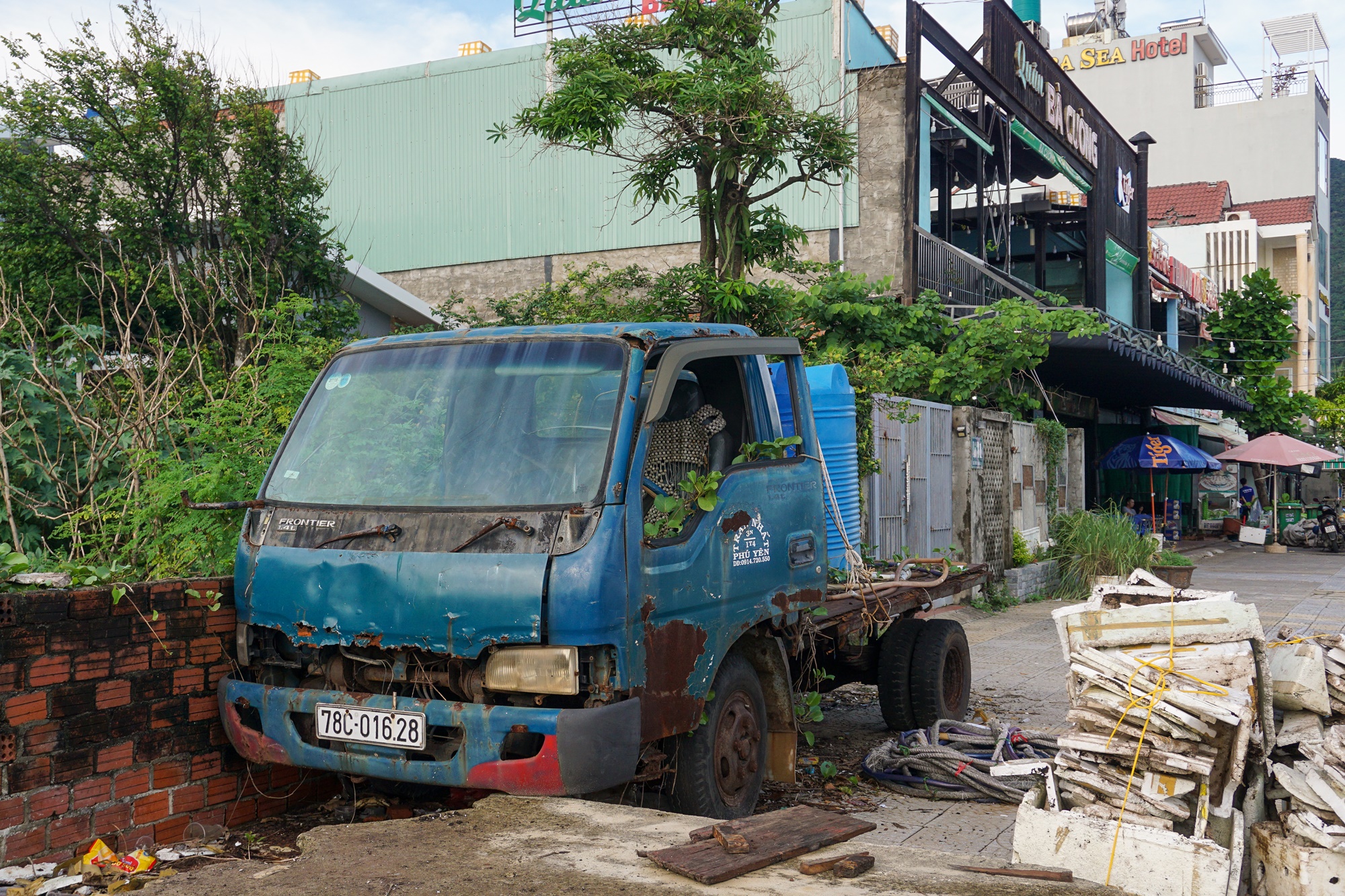 Ảnh: Xà bần, rác thải bủa vây tuyến đường ven biển Đà Nẵng - Ảnh 13.