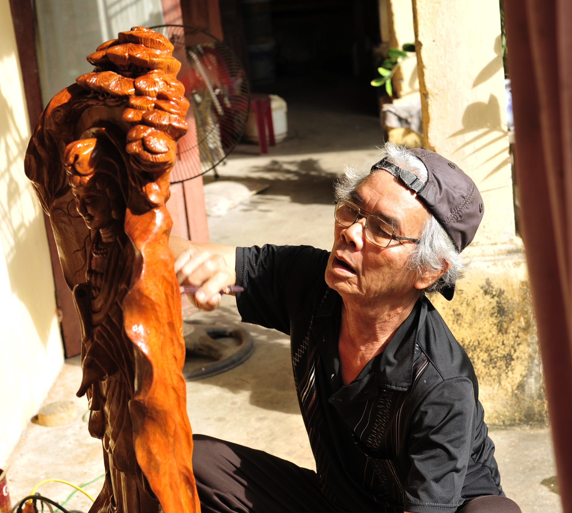 Nghệ nhân Vũ say mê với tác phẩm