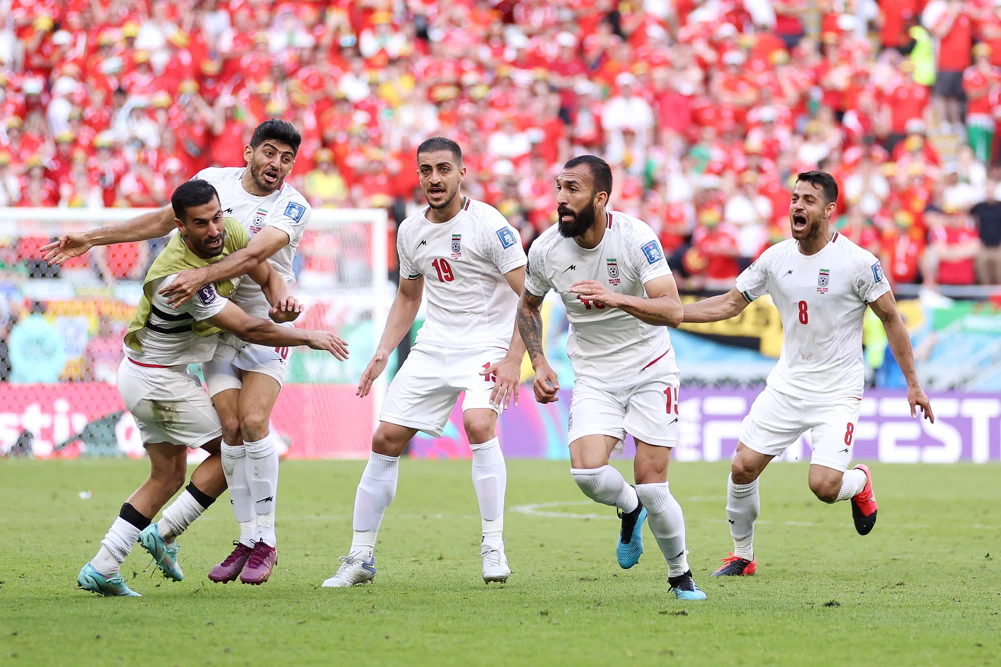 Tuyển Iran &quot;nổ tung&quot; cảm xúc sau chiến thắng nghẹt thở ở World Cup 2022 - Ảnh 2.