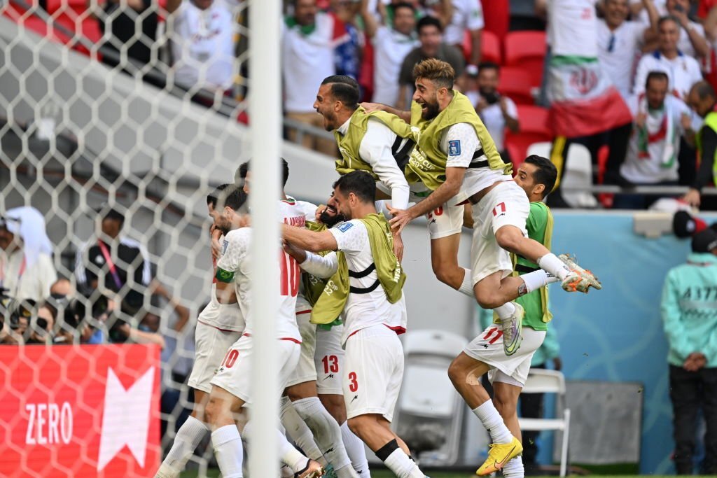 Tuyển Iran &quot;nổ tung&quot; cảm xúc sau chiến thắng nghẹt thở ở World Cup 2022 - Ảnh 6.
