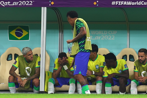 Neymar bật khóc vì chấn thương, mắt cá chân sưng vù - Ảnh 6.