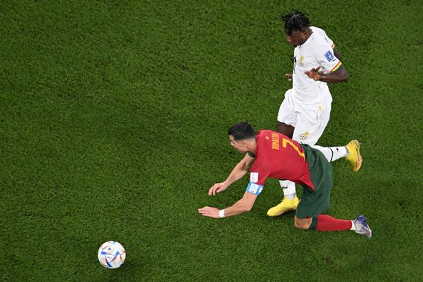 Ronaldo bị tố “ăn vạ lộ liễu” sau trận thắng kịch tính của tuyển Bồ Đào Nha - Ảnh 1.