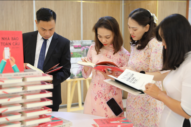 Dự án phát triển báo chí Việt Nam tổ chức ra mắt sách năm 2022 - Ảnh 3.