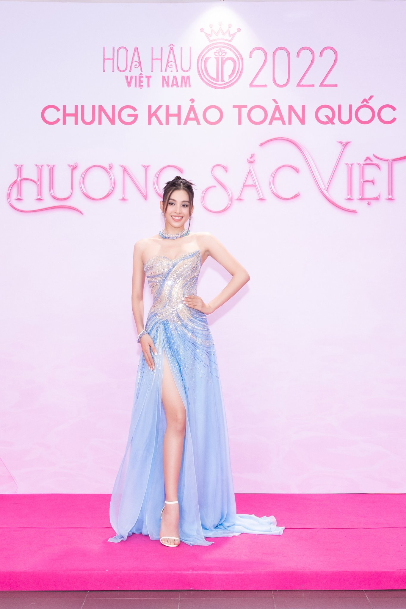 Thảm đỏ Chung khảo Hoa hậu Việt Nam 2022: Đỗ Hà - Bảo Ngọc đọ chân dài, Thuỳ Tiên xinh như nữ thần - Ảnh 6.