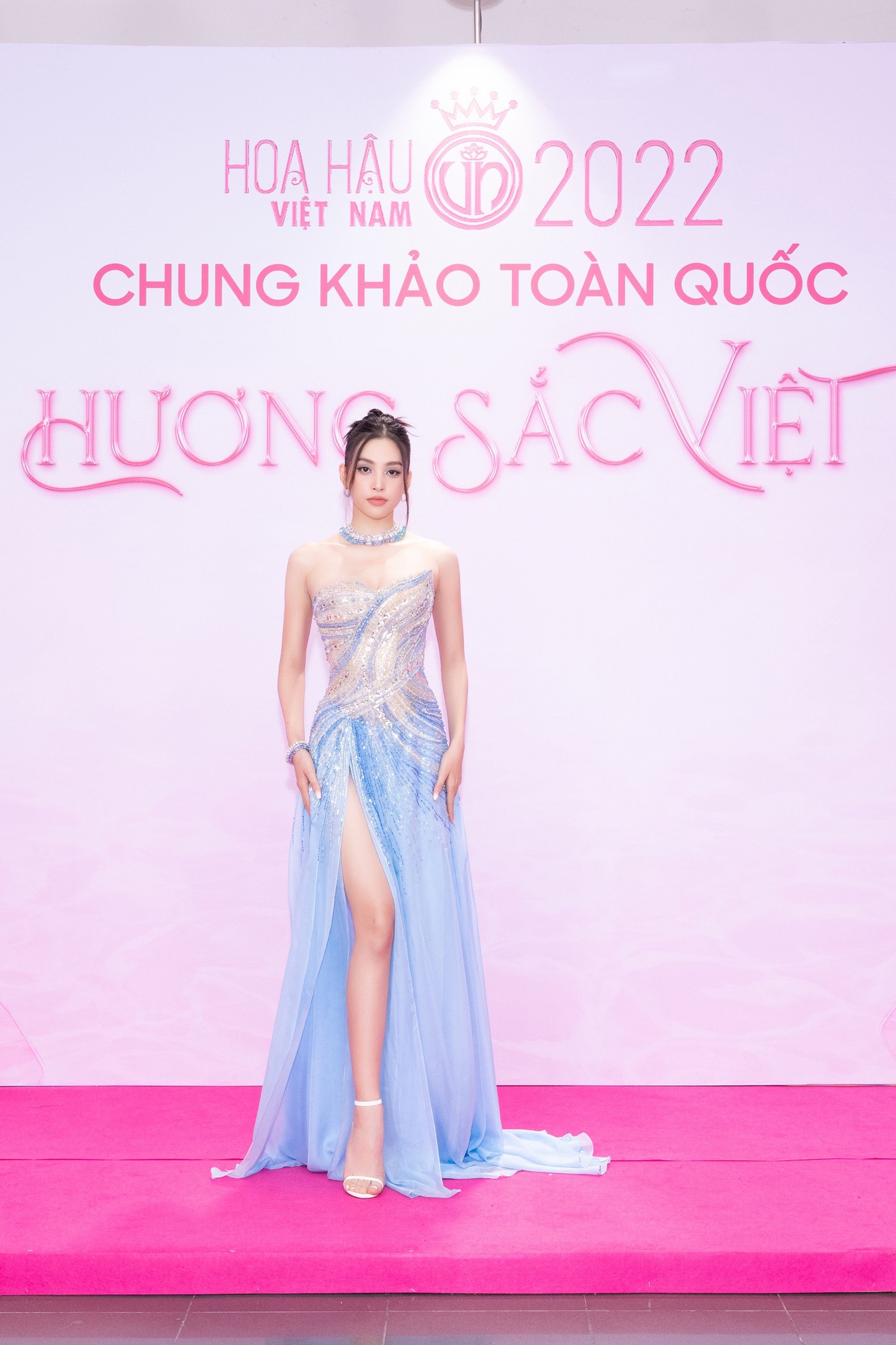 Thảm đỏ Chung khảo Hoa hậu Việt Nam 2022: Đỗ Hà - Bảo Ngọc đọ chân dài, Thuỳ Tiên xinh như nữ thần - Ảnh 7.