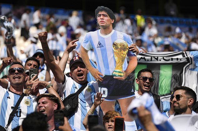 Điểm tựa cho Messi, giờ chỉ còn mỗi Maradona! - Ảnh 1.