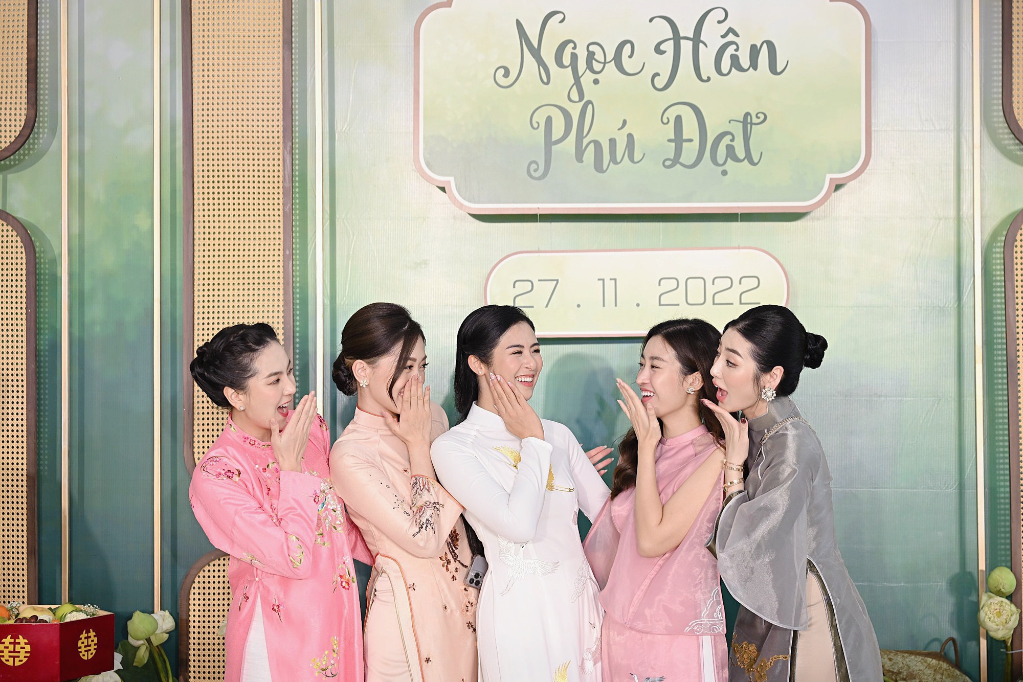 Hoa hậu Ngọc Hân diện áo dài nền nã, sánh đôi cùng chồng sắp cưới trong lễ ăn hỏi tại Hà Nội - Ảnh 5.