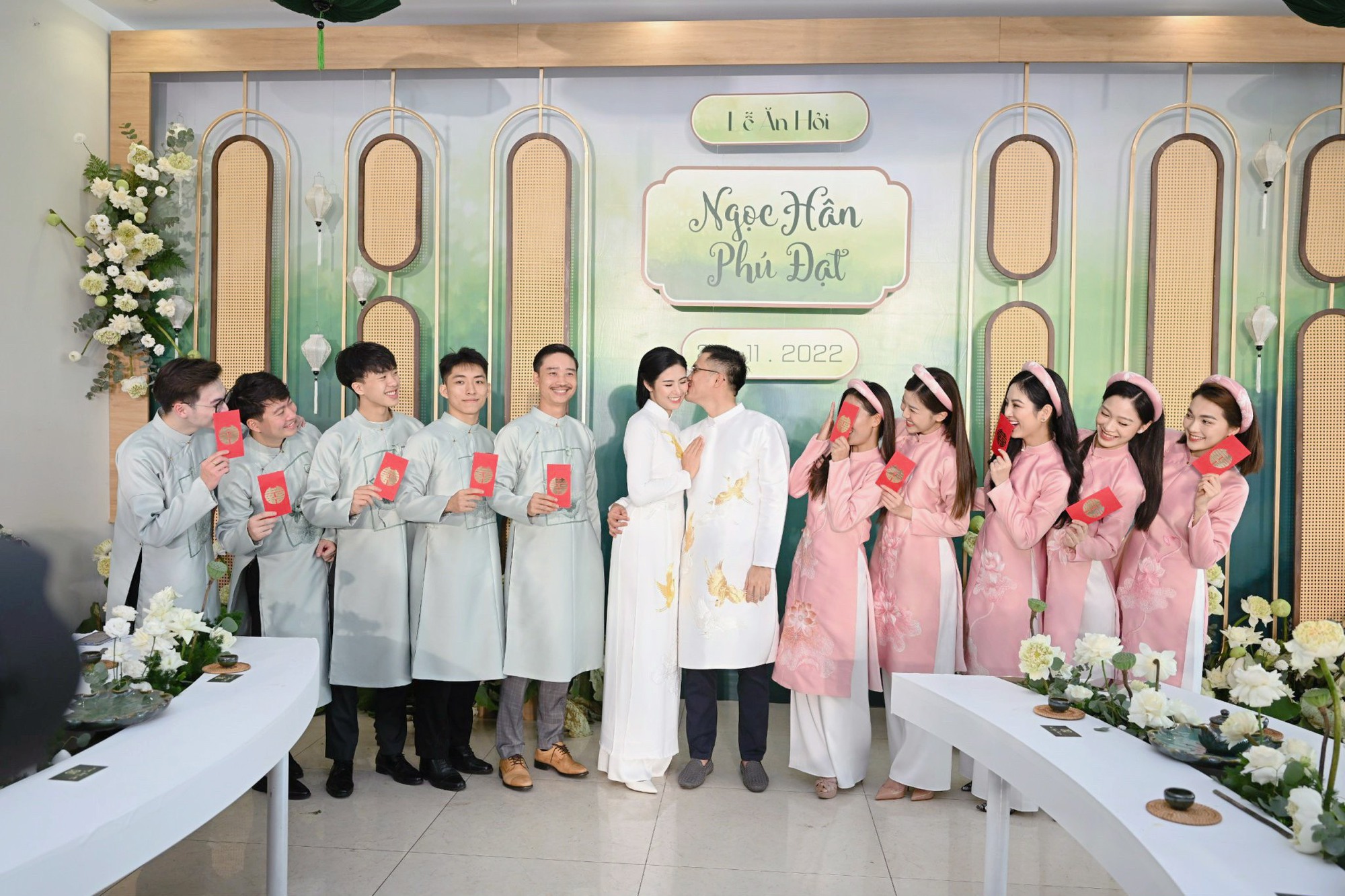 Hoa hậu Ngọc Hân diện áo dài nền nã, sánh đôi cùng chồng sắp cưới trong lễ ăn hỏi tại Hà Nội - Ảnh 4.