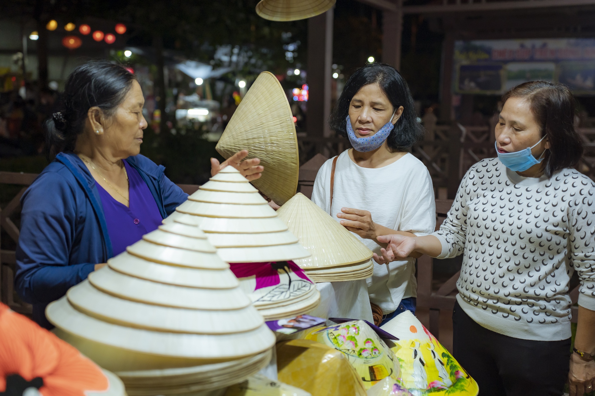 Thêm nhiều hoạt động trải nghiệm thu hút khách tại Chợ đêm “Cầu ngói Thanh Toàn” - Ảnh 8.