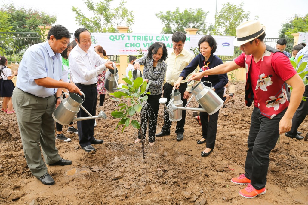 Tiếp nối thành công Quỹ 1 triệu cây xanh, Vinamilk tiếp tục trồng cây hướng đến mục tiêu Net Zero 2050 - Ảnh 3.