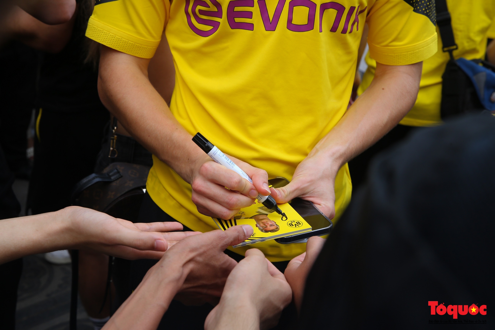 Cầu thủ Borussia Dortmund thích thú với xích lô, cà phê vỉa hè tại Hà Nội - Ảnh 11.