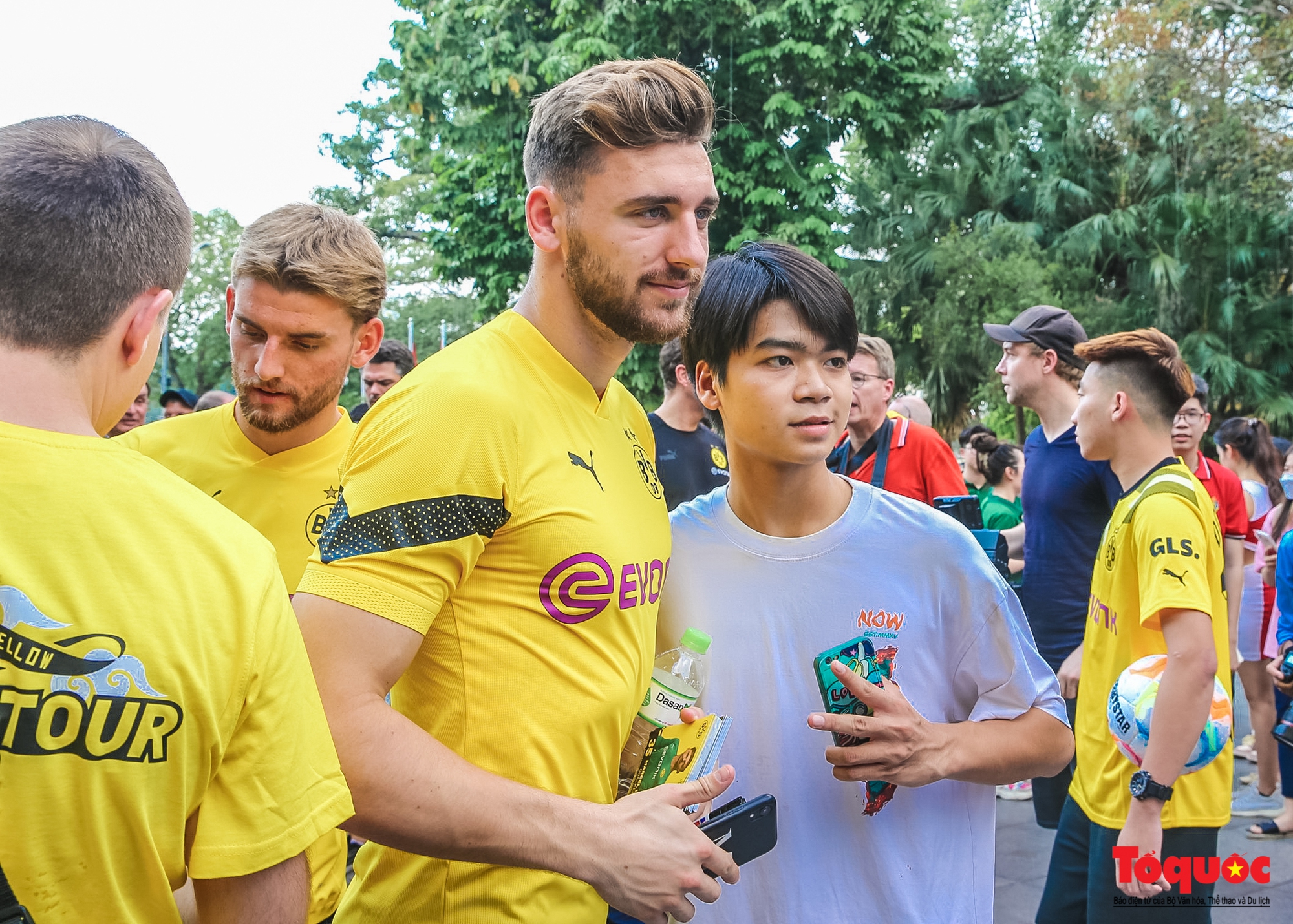 Cầu thủ Borussia Dortmund thích thú với xích lô, cà phê vỉa hè tại Hà Nội - Ảnh 9.