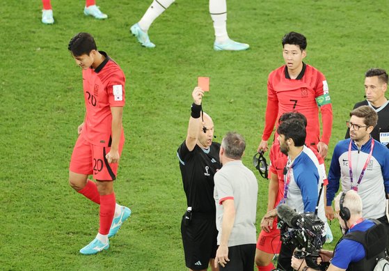 Tuyển Hàn Quốc dễ bị loại sớm sau trận thua tranh cãi liên quan tới trọng tài? - Ảnh 1.
