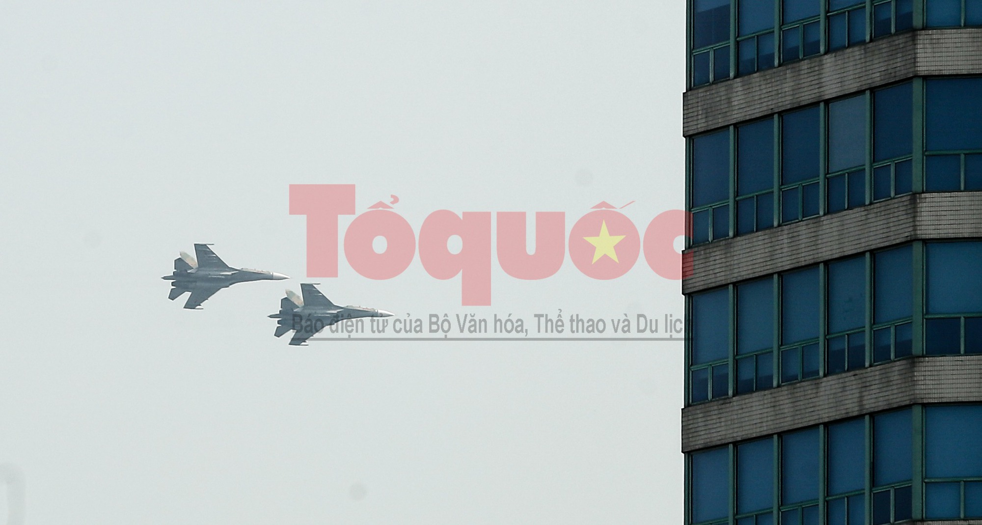 Mãn nhãn với  máy bay chiến đấu Sukhoi và trực thăng Mi thao diễn trên bầu trời Thủ đô Hà Nội - Ảnh 17.