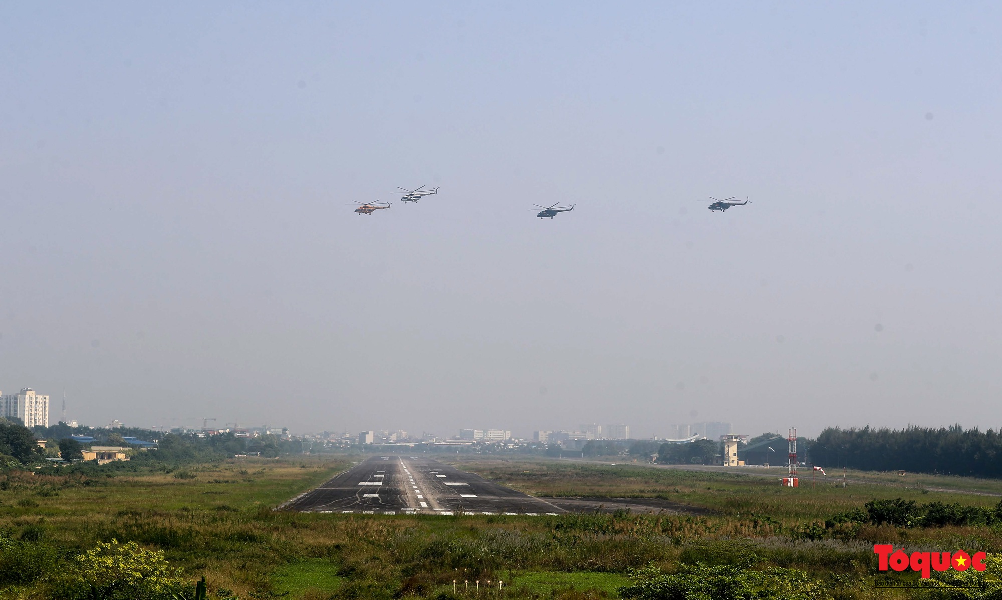 Mãn nhãn với  máy bay chiến đấu Sukhoi và trực thăng Mi thao diễn trên bầu trời Thủ đô Hà Nội - Ảnh 4.