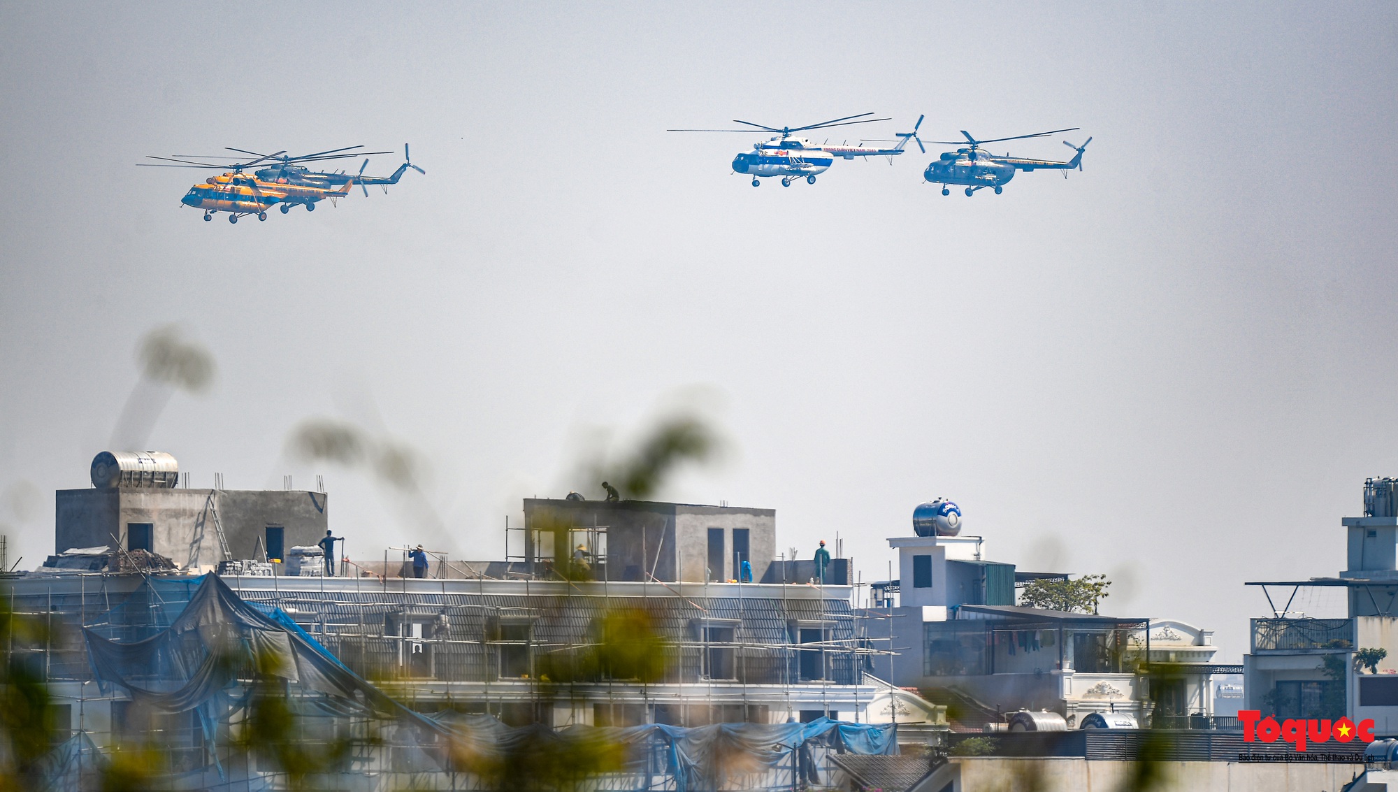Mãn nhãn với  máy bay chiến đấu Sukhoi và trực thăng Mi thao diễn trên bầu trời Thủ đô Hà Nội - Ảnh 2.