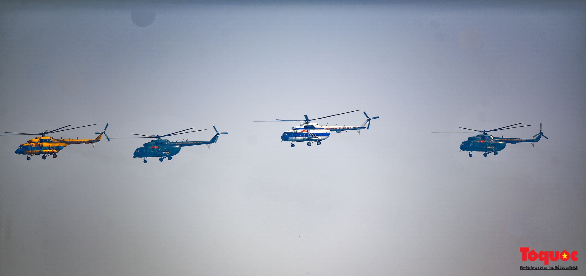 Mãn nhãn với  máy bay chiến đấu Sukhoi và trực thăng Mi thao diễn trên bầu trời Thủ đô Hà Nội - Ảnh 3.
