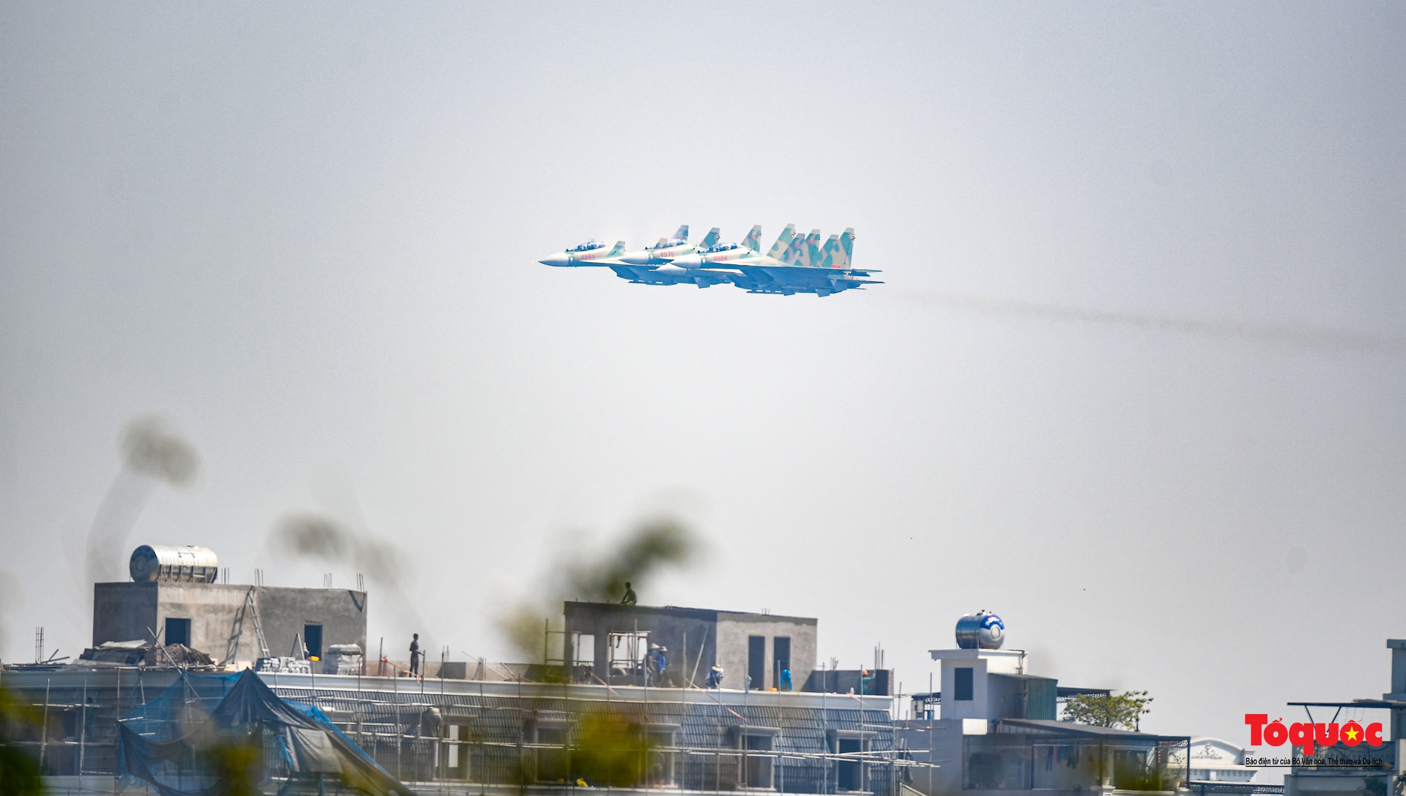Mãn nhãn với  máy bay chiến đấu Sukhoi và trực thăng Mi thao diễn trên bầu trời Thủ đô Hà Nội - Ảnh 6.