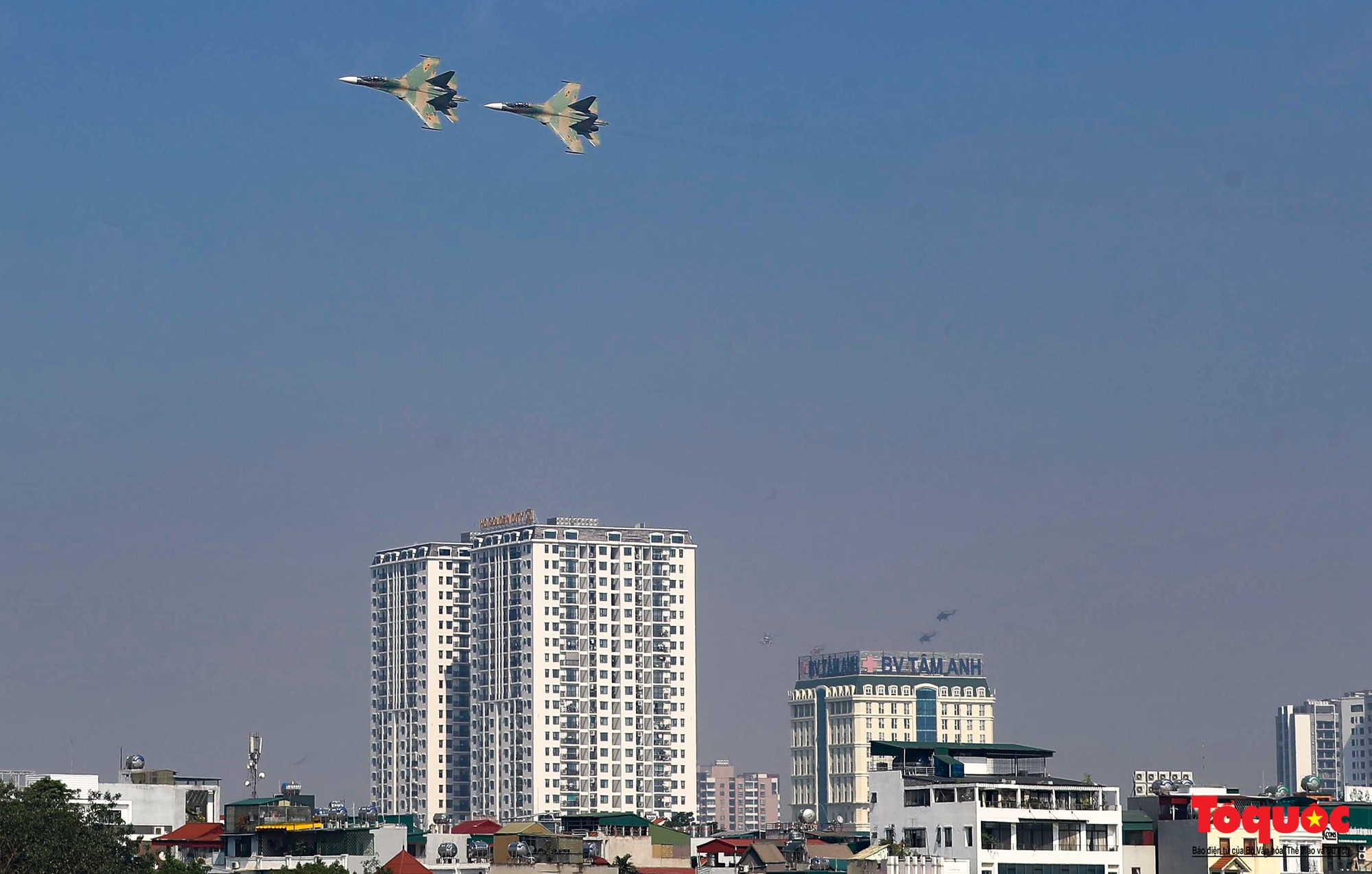 Mãn nhãn với  máy bay chiến đấu Sukhoi và trực thăng Mi thao diễn trên bầu trời Thủ đô Hà Nội - Ảnh 8.