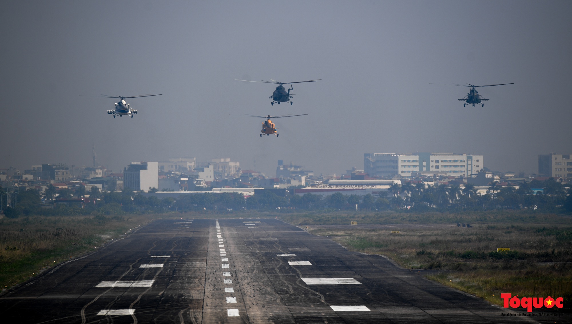 Mãn nhãn với  máy bay chiến đấu Sukhoi và trực thăng Mi thao diễn trên bầu trời Thủ đô Hà Nội - Ảnh 1.